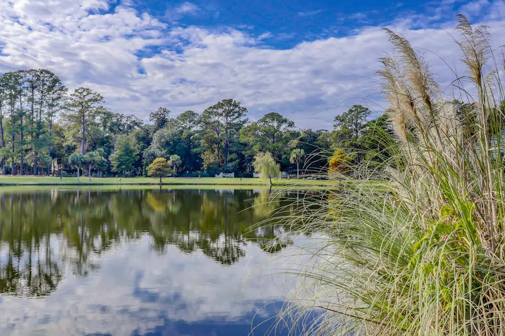 Golf course view condo near walking trails, Van der Meer & Shipyard beach