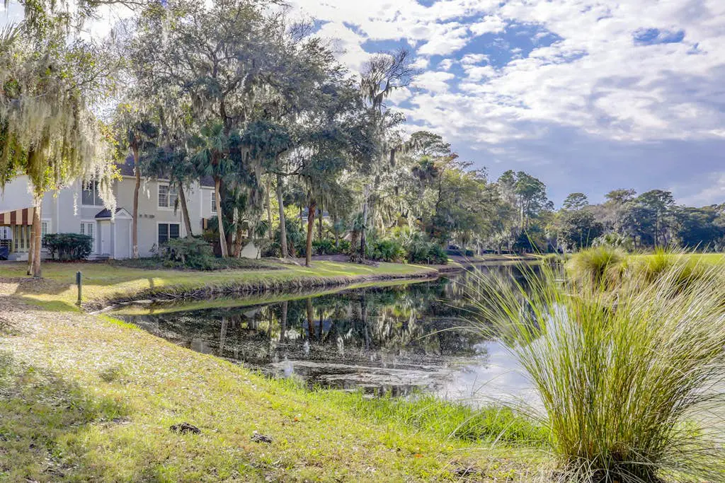 Golf course view condo near walking trails, Van der Meer & Shipyard beach