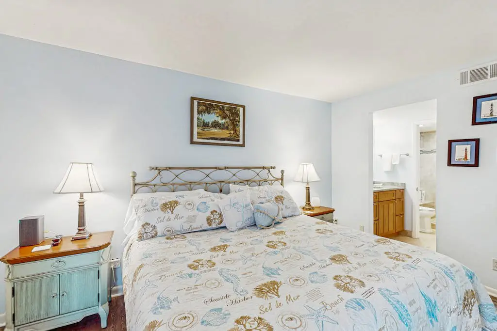 Spacious Palmetto Dunes condo with private patio, shared pool, pickleball & golf
