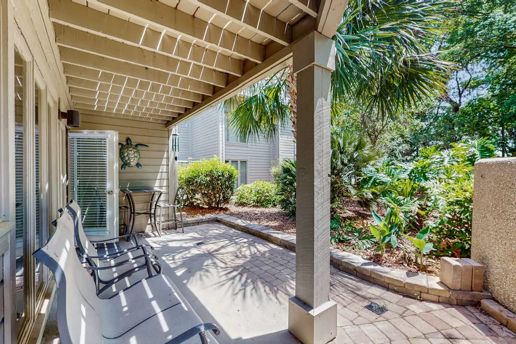 Spacious Palmetto Dunes condo with private patio, shared pool, pickleball & golf