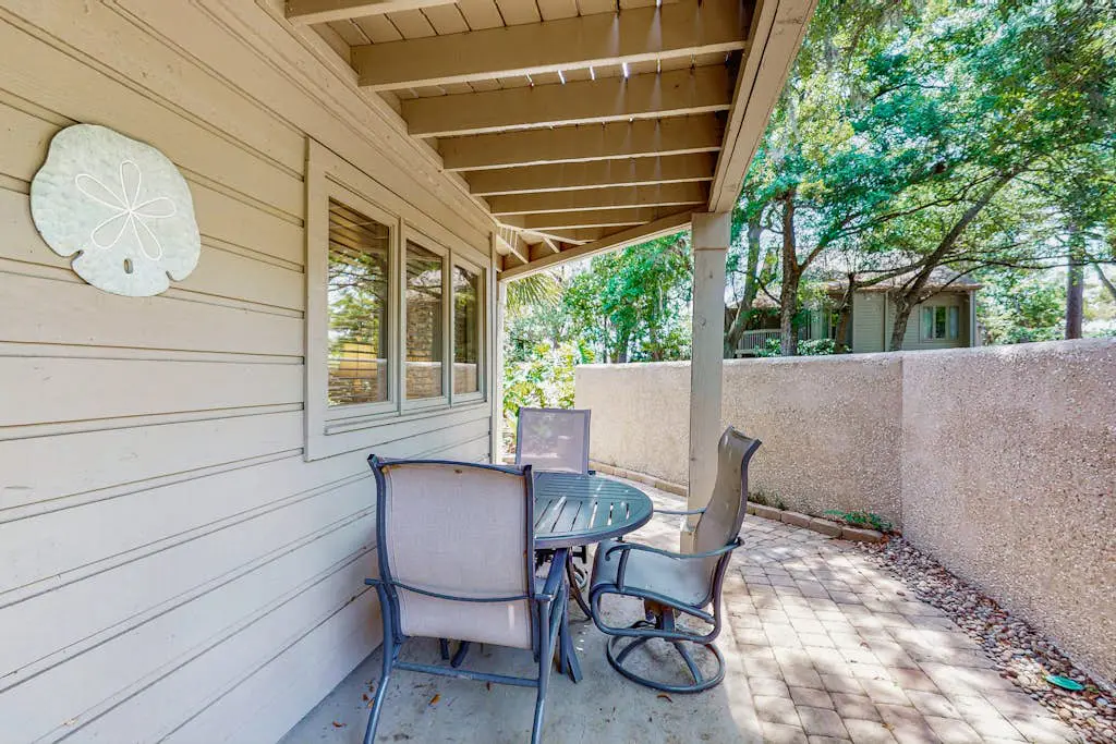 Spacious Palmetto Dunes condo with private patio, shared pool, pickleball & golf