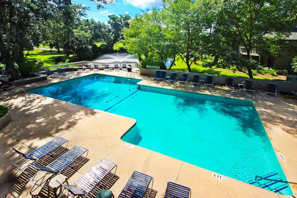 Spacious Palmetto Dunes condo with private patio, shared pool, pickleball & golf