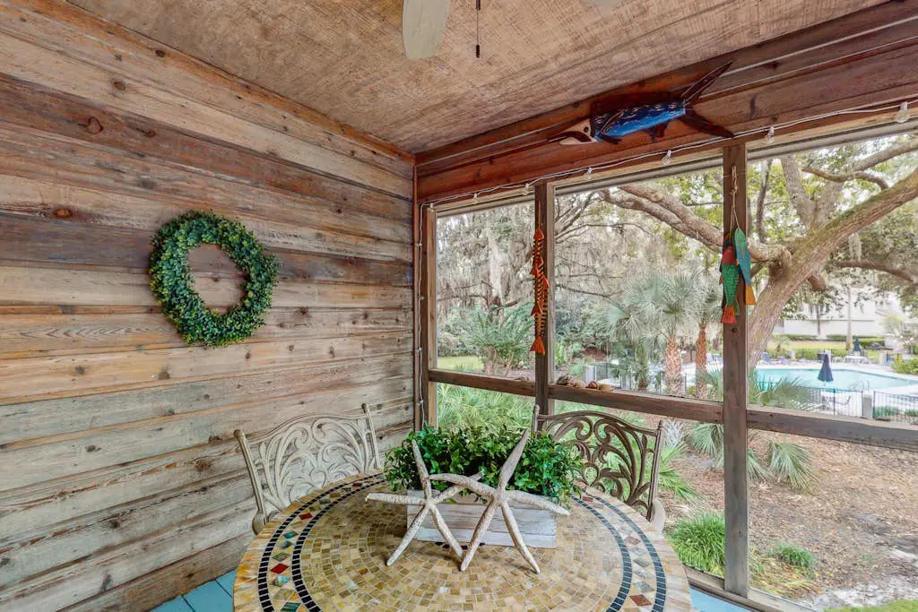 Pool view condo with screened in patio, complex pool/hot tub, near golf