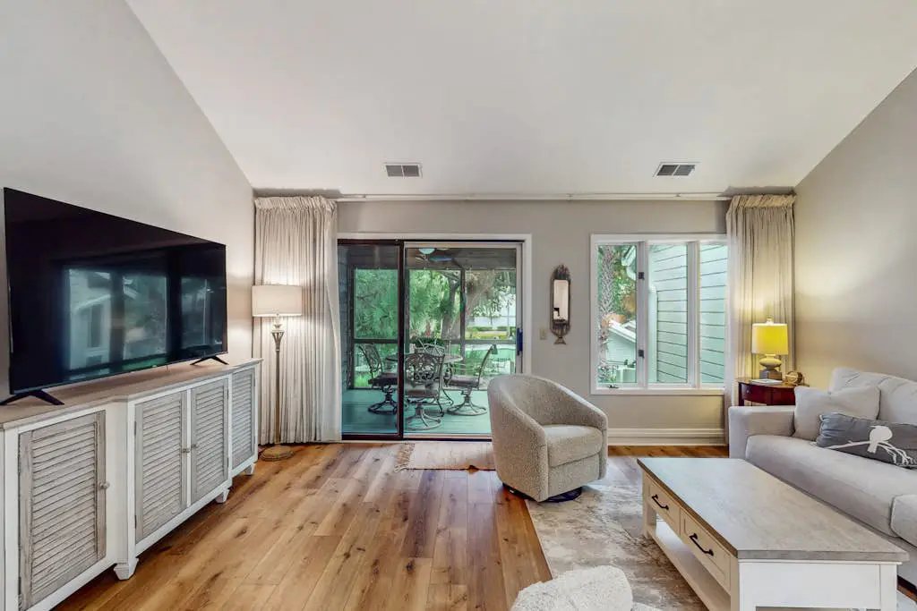 Pool view condo with screened in patio, complex pool/hot tub, near golf