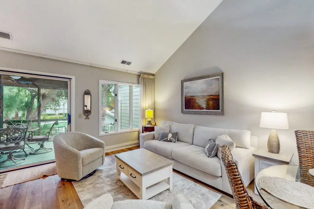 Pool view condo with screened in patio, complex pool/hot tub, near golf