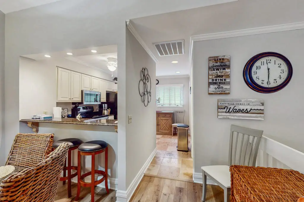 Pool view condo with screened in patio, complex pool/hot tub, near golf