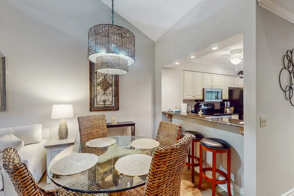 Pool view condo with screened in patio, complex pool/hot tub, near golf