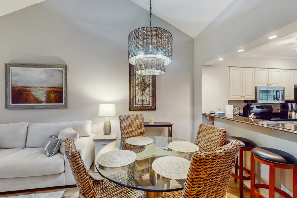 Pool view condo with screened in patio, complex pool/hot tub, near golf