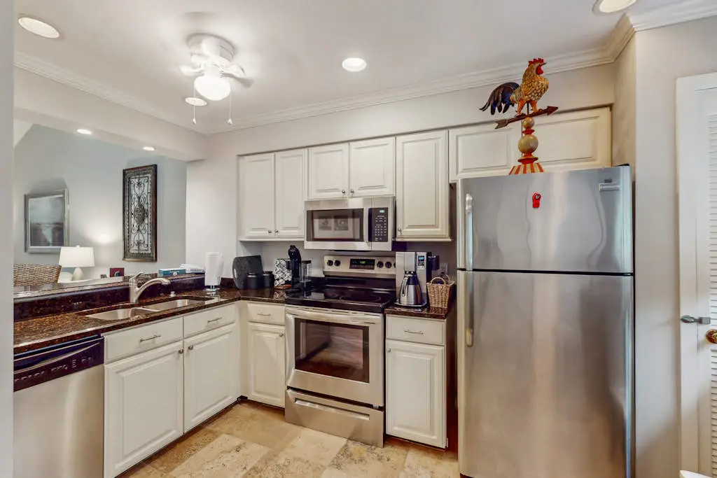 Pool view condo with screened in patio, complex pool/hot tub, near golf