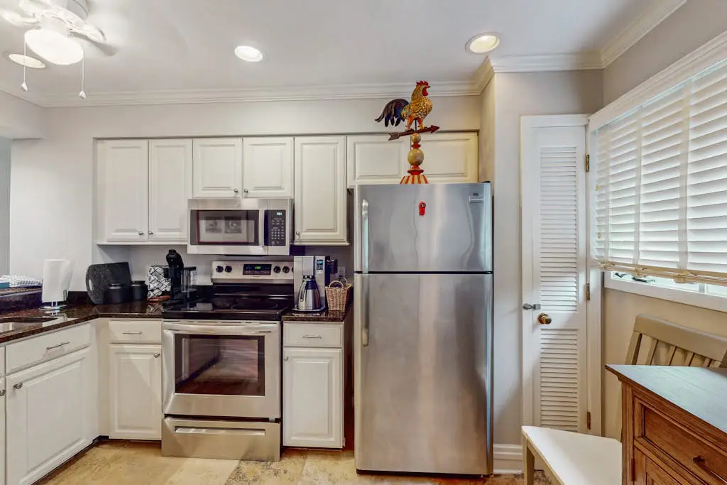 Pool view condo with screened in patio, complex pool/hot tub, near golf