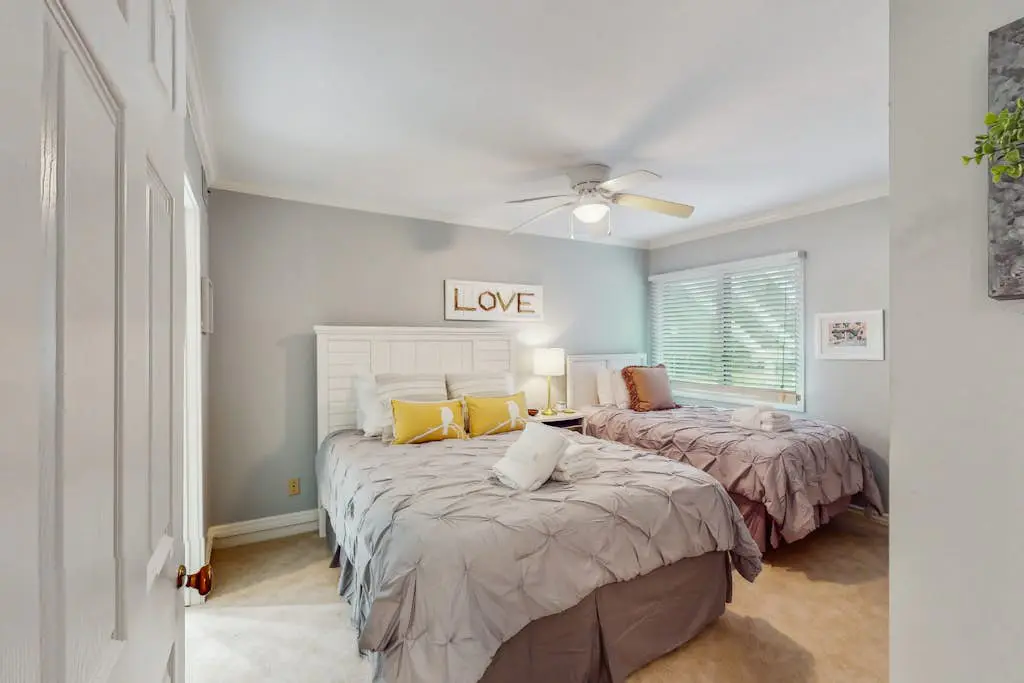 Pool view condo with screened in patio, complex pool/hot tub, near golf