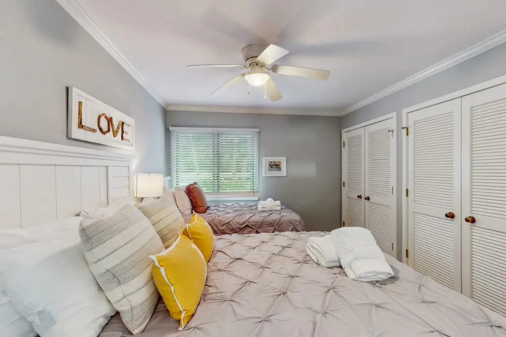 Pool view condo with screened in patio, complex pool/hot tub, near golf