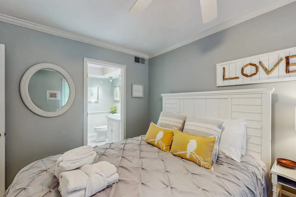 Pool view condo with screened in patio, complex pool/hot tub, near golf