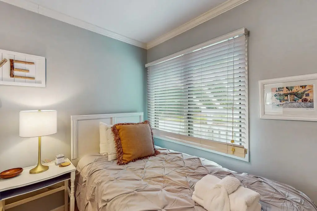 Pool view condo with screened in patio, complex pool/hot tub, near golf