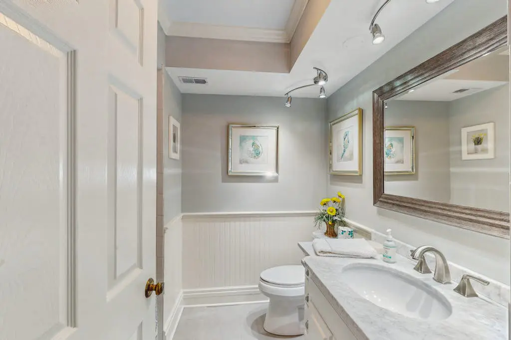 Pool view condo with screened in patio, complex pool/hot tub, near golf