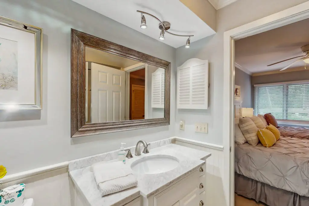 Pool view condo with screened in patio, complex pool/hot tub, near golf
