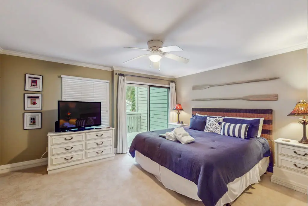 Pool view condo with screened in patio, complex pool/hot tub, near golf
