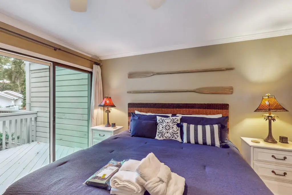 Pool view condo with screened in patio, complex pool/hot tub, near golf
