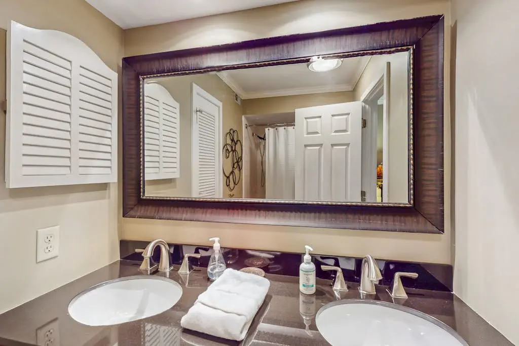Pool view condo with screened in patio, complex pool/hot tub, near golf