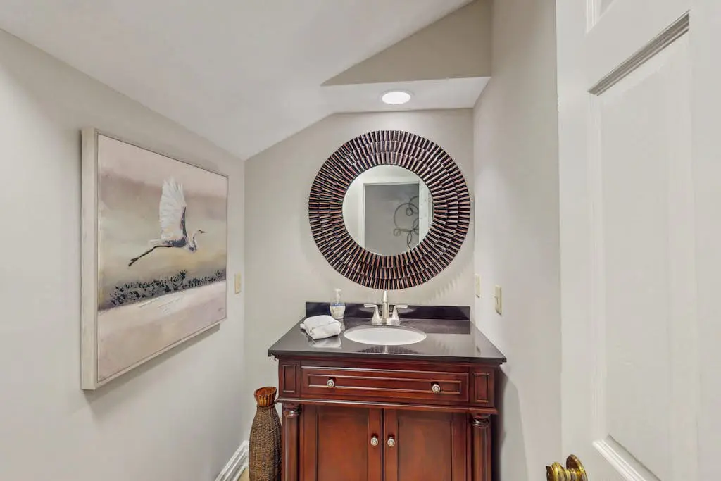 Pool view condo with screened in patio, complex pool/hot tub, near golf