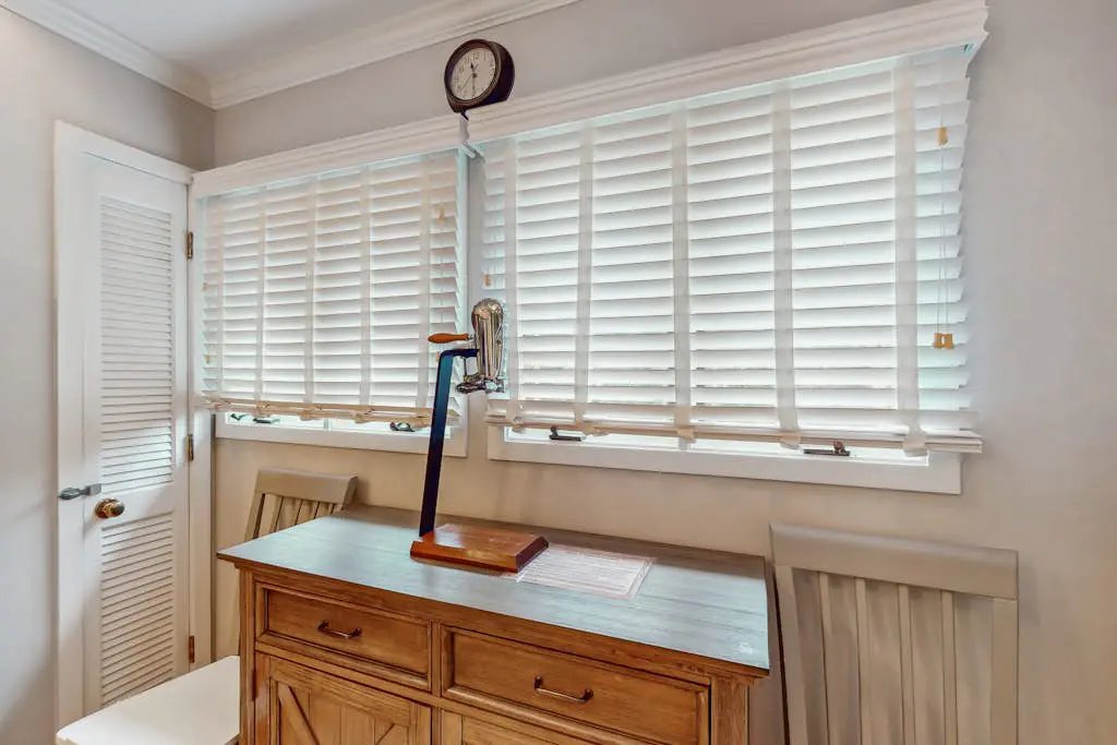 Pool view condo with screened in patio, complex pool/hot tub, near golf