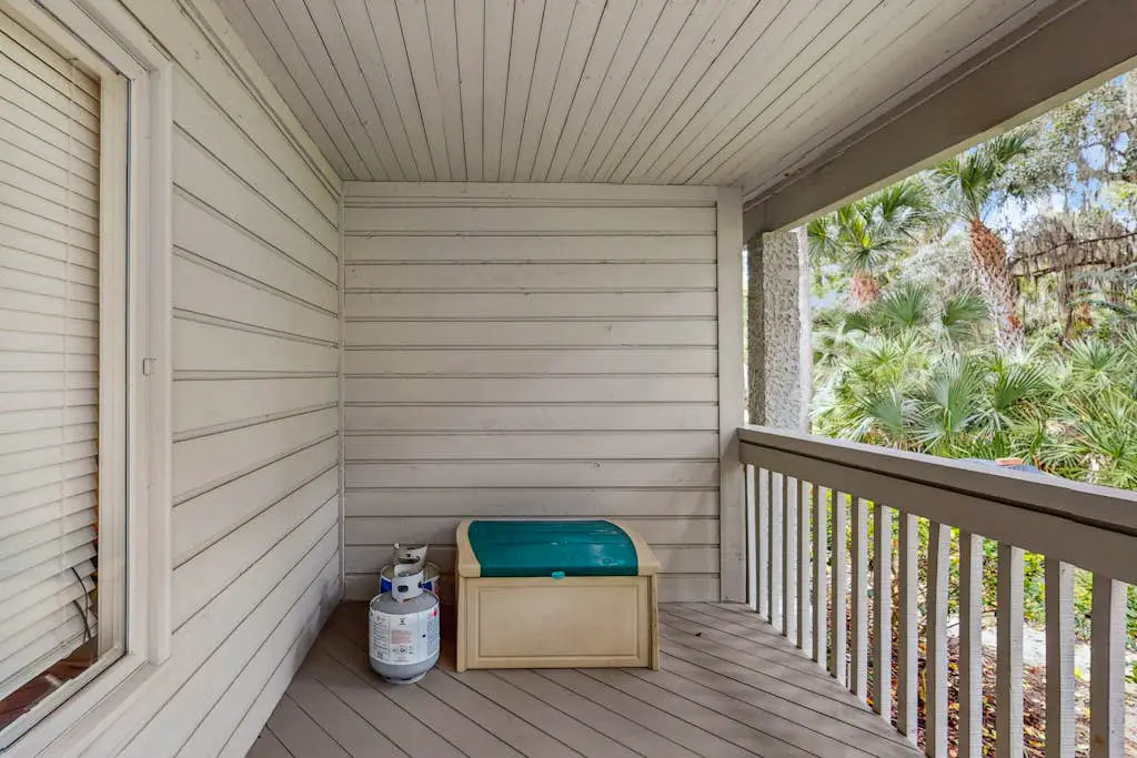 Pool view condo with screened in patio, complex pool/hot tub, near golf