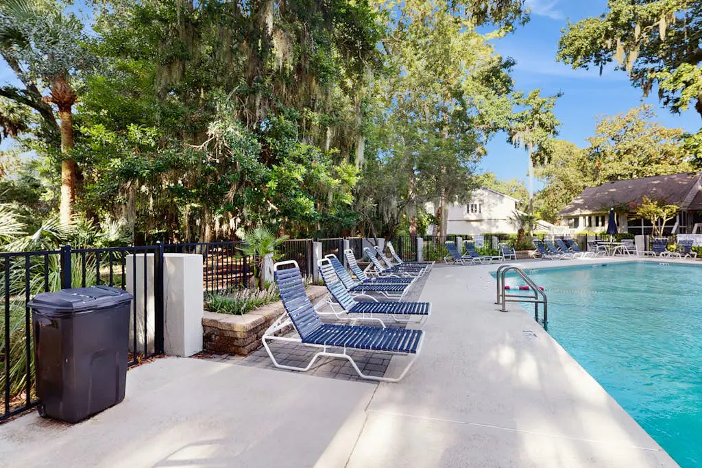 Pool view condo with screened in patio, complex pool/hot tub, near golf