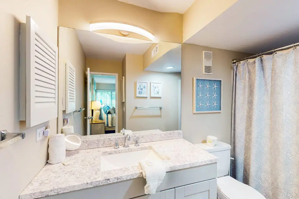 Coastal condo with outdoor pool, walk to beach and shopping