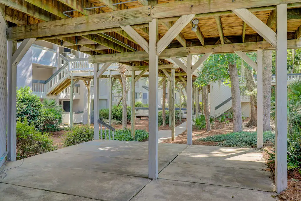 Coastal condo with outdoor pool, walk to beach and shopping