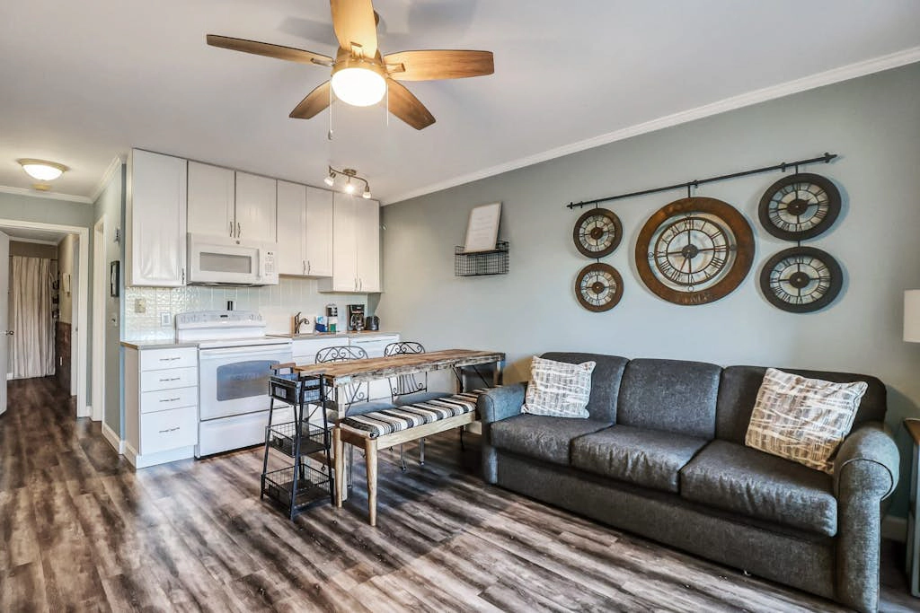 Cozy condo with balcony, pools, shared tennis and internet