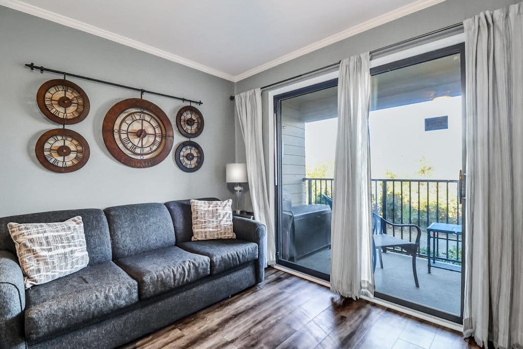 Cozy condo with balcony, pools, shared tennis and internet