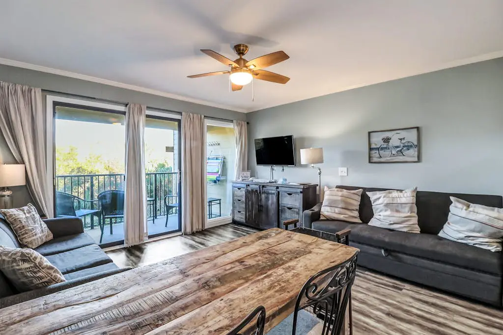 Cozy condo with balcony, pools, shared tennis and internet