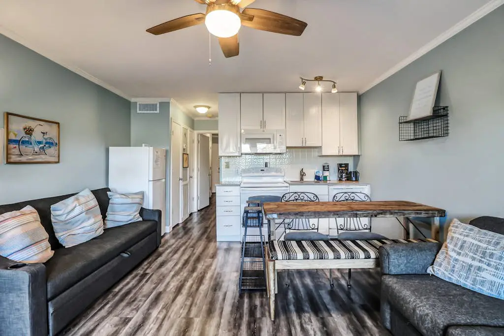 Cozy condo with balcony, pools, shared tennis and internet