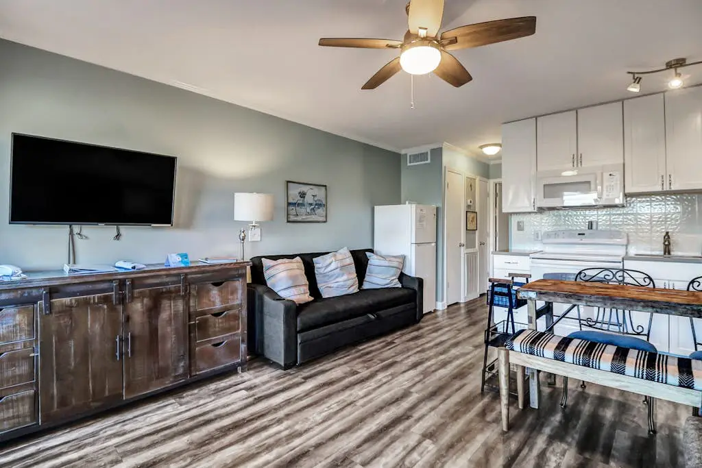 Cozy condo with balcony, pools, shared tennis and internet