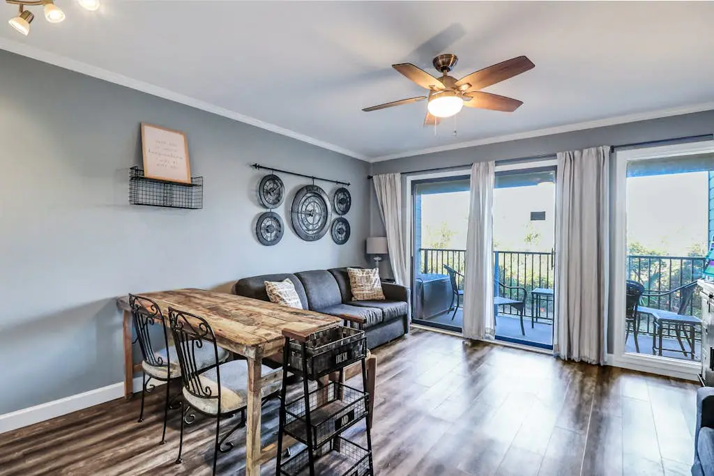 Cozy condo with balcony, pools, shared tennis and internet