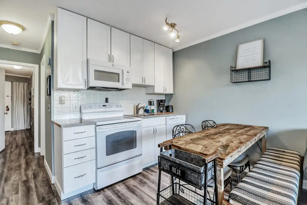 Cozy condo with balcony, pools, shared tennis and internet