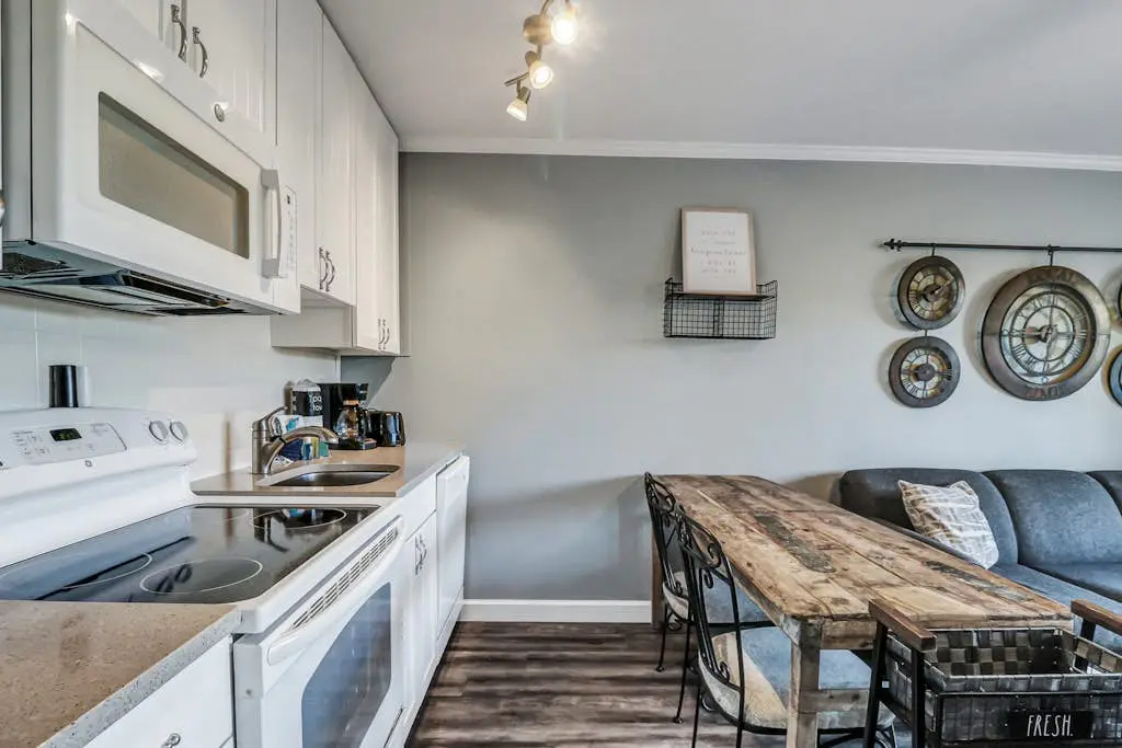 Cozy condo with balcony, pools, shared tennis and internet