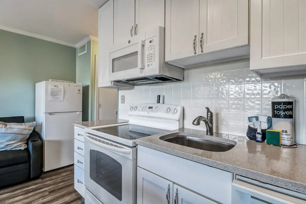 Cozy condo with balcony, pools, shared tennis and internet