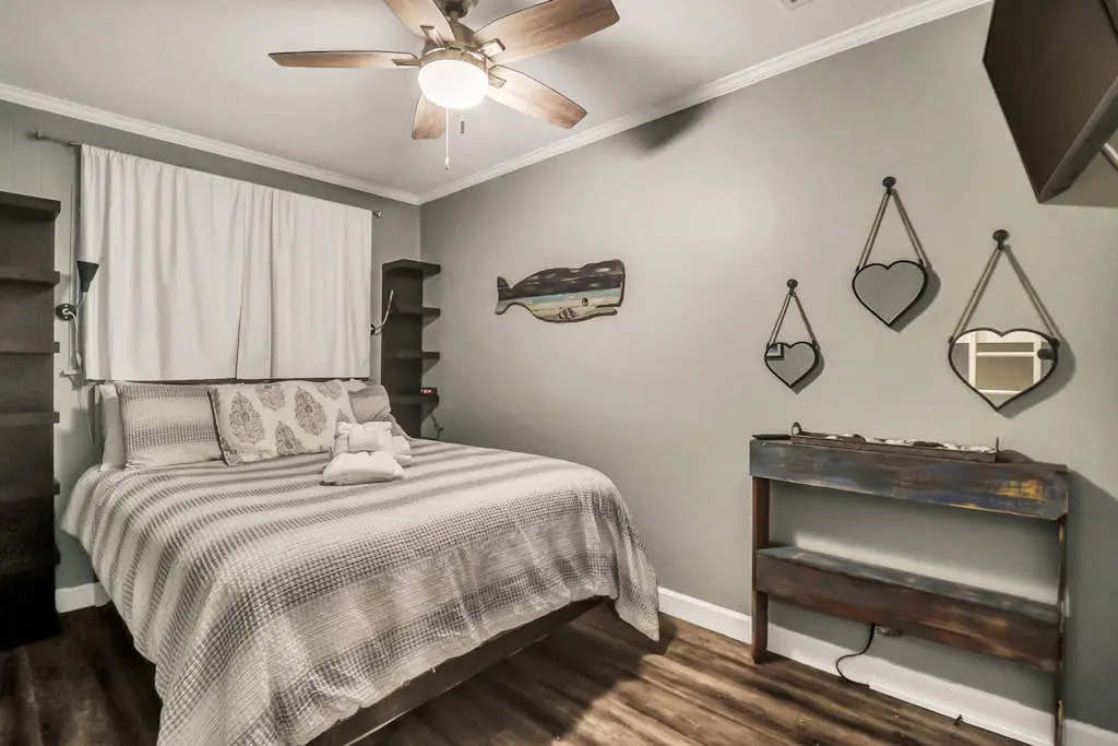 Cozy condo with balcony, pools, shared tennis and internet