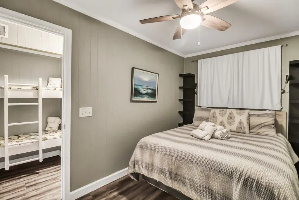 Cozy condo with balcony, pools, shared tennis and internet
