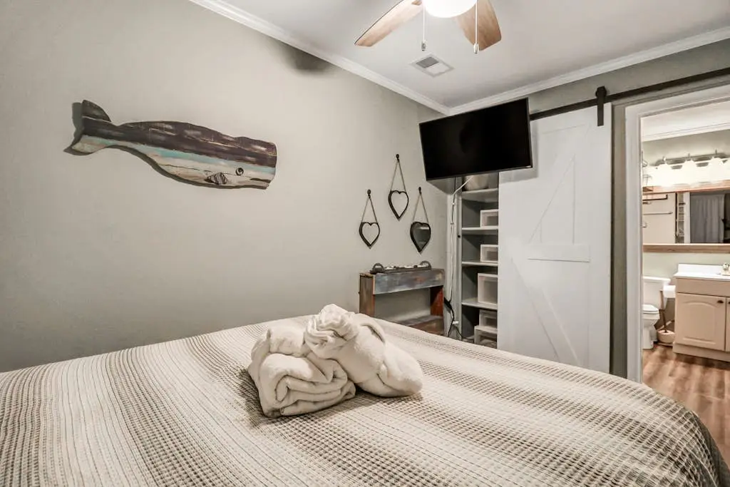 Cozy condo with balcony, pools, shared tennis and internet