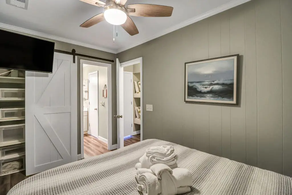 Cozy condo with balcony, pools, shared tennis and internet