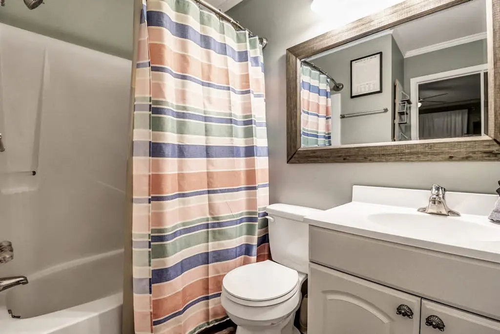 Cozy condo with balcony, pools, shared tennis and internet