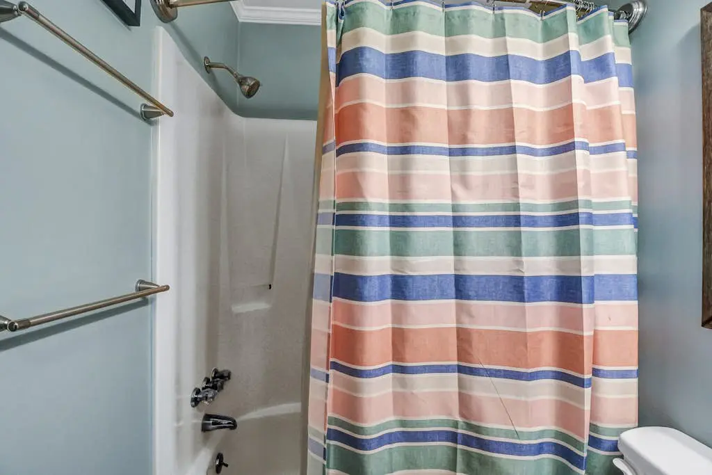 Cozy condo with balcony, pools, shared tennis and internet