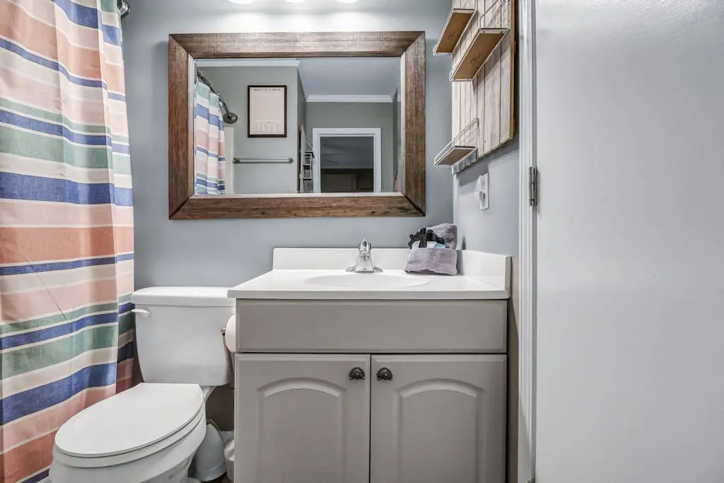 Cozy condo with balcony, pools, shared tennis and internet