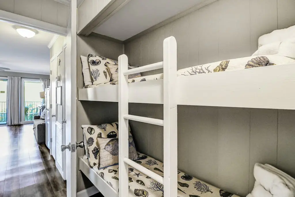 Cozy condo with balcony, pools, shared tennis and internet