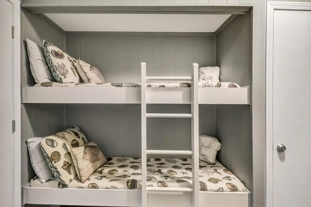 Cozy condo with balcony, pools, shared tennis and internet