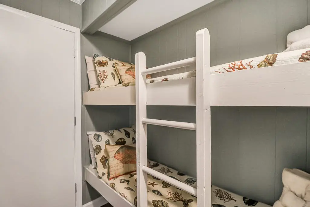 Cozy condo with balcony, pools, shared tennis and internet