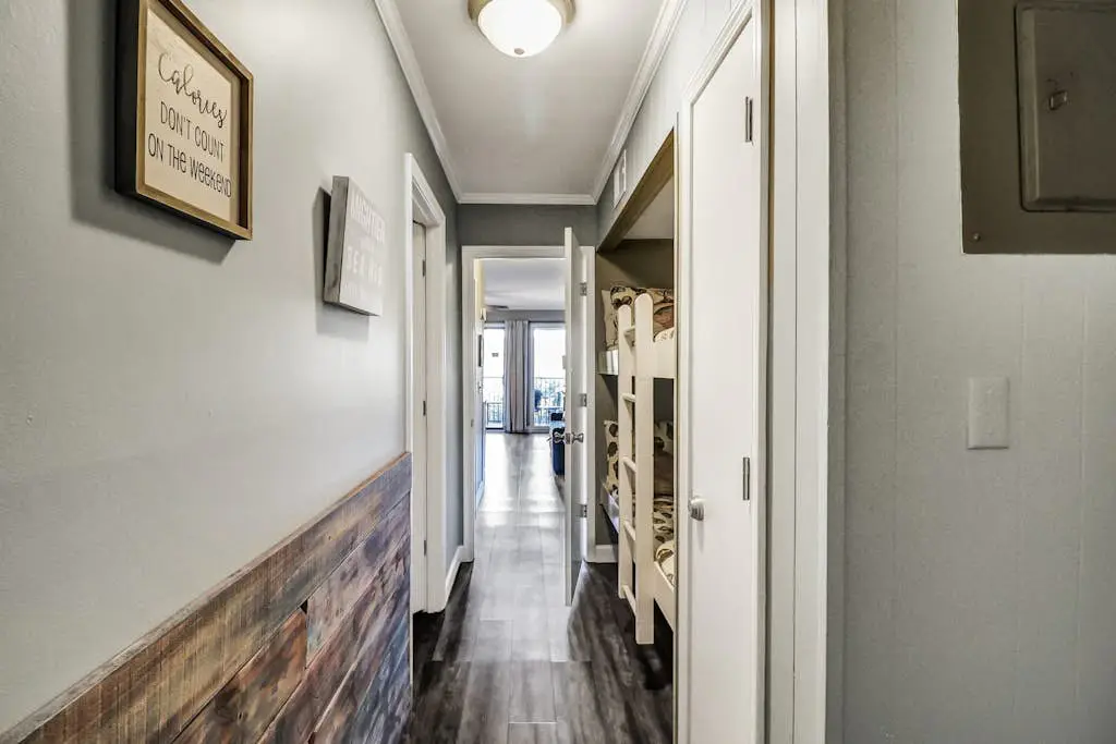 Cozy condo with balcony, pools, shared tennis and internet