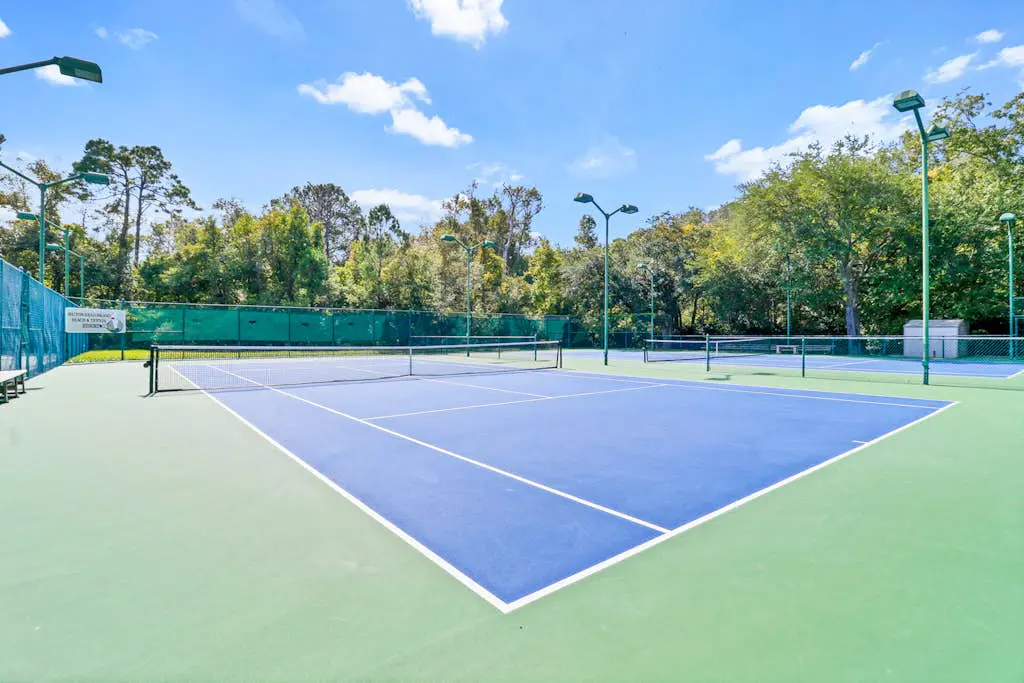 Cozy condo with balcony, pools, shared tennis and internet